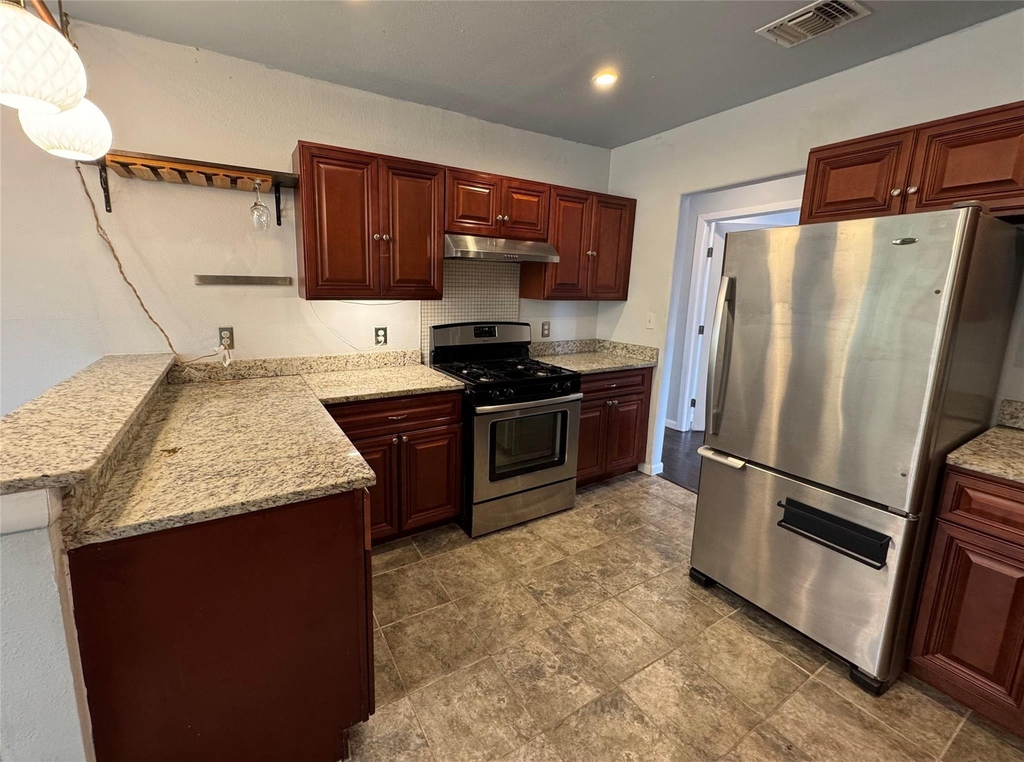 1402 Mardell St - Photo 2