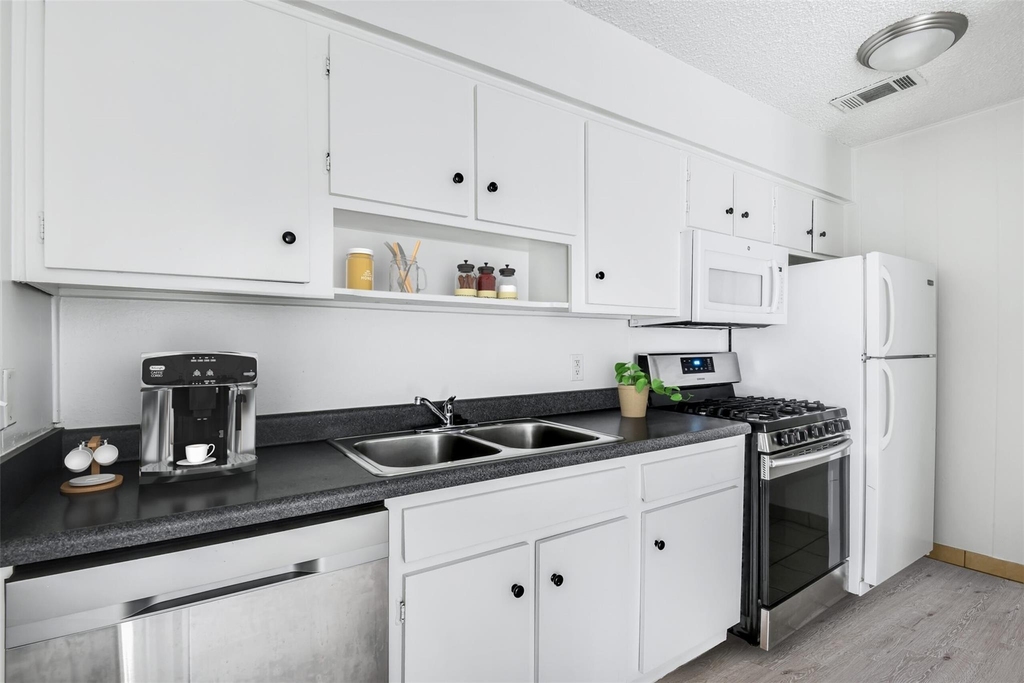 1302 W 24th St - Photo 3