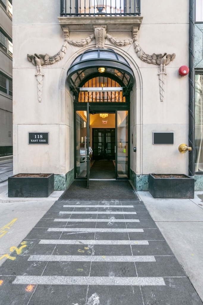 118 E Erie Street - Photo 0