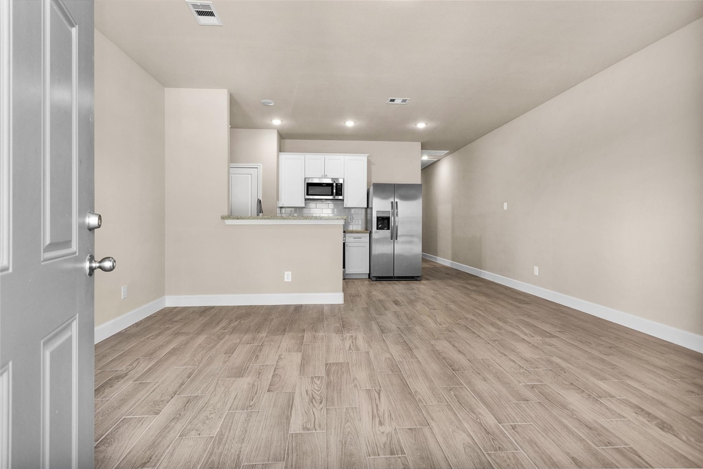 496 Golden Street - Photo 3