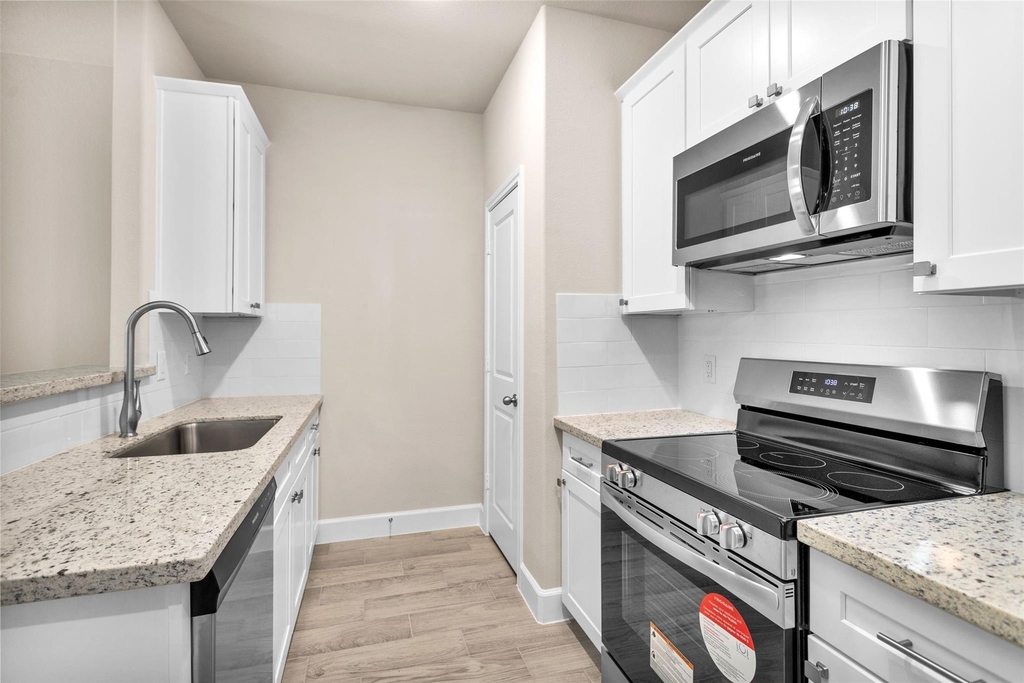 496 Golden Street - Photo 8