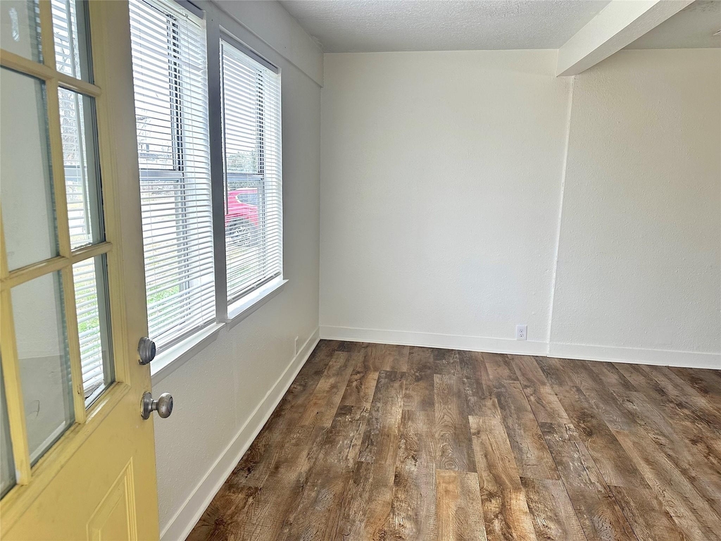 1005 Avenue E 1/2 - Photo 3