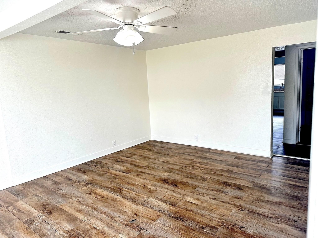 1005 Avenue E 1/2 - Photo 4