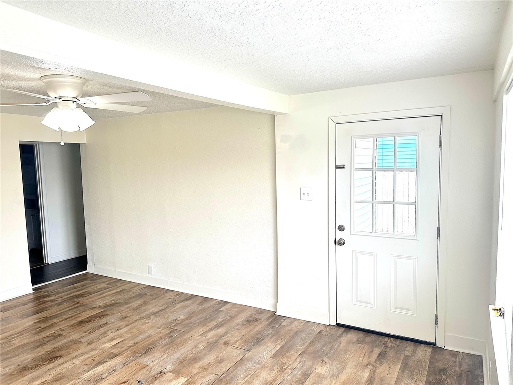 1005 Avenue E 1/2 - Photo 5