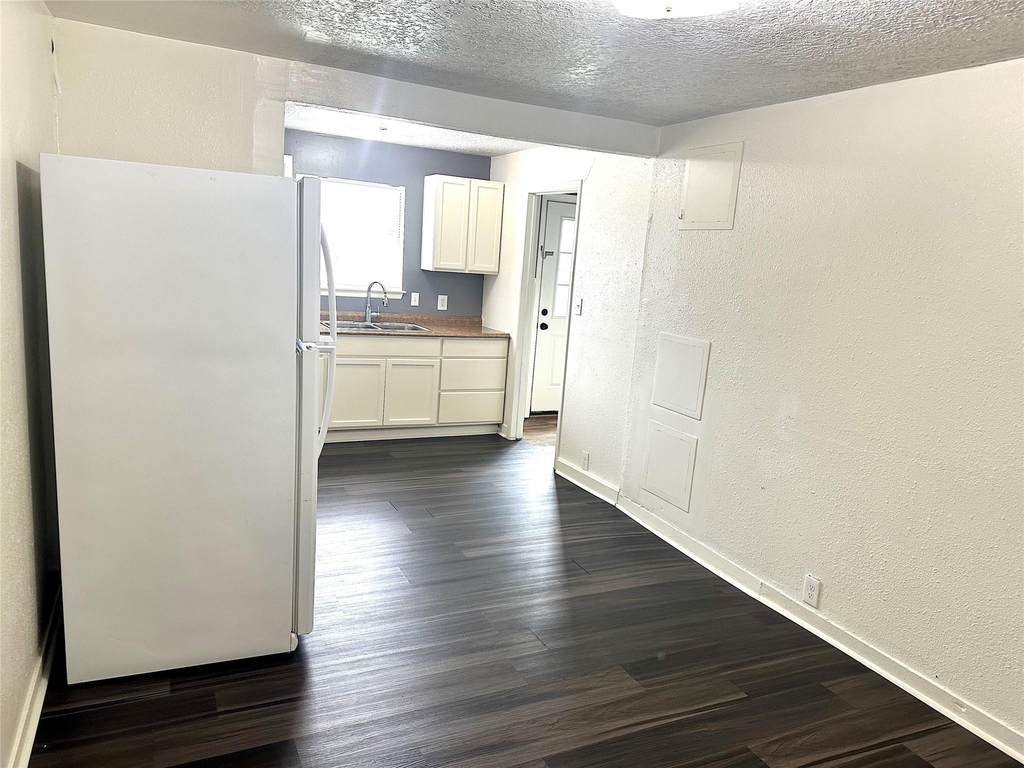 1005 Avenue E 1/2 - Photo 10