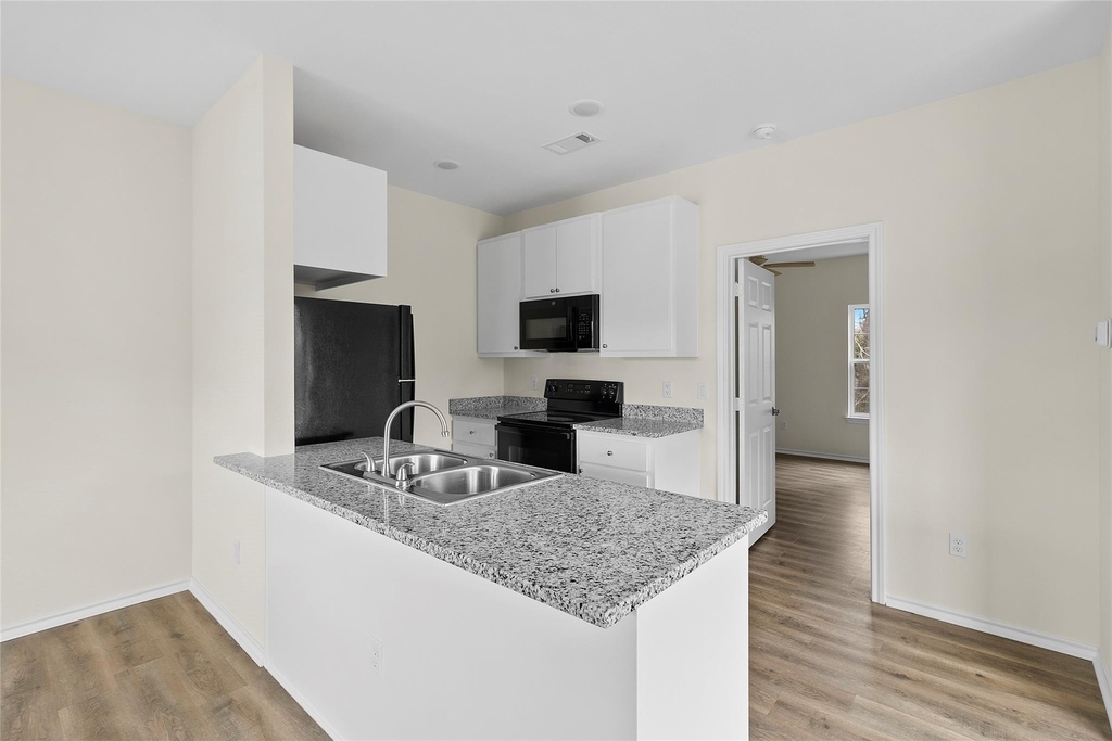 409 Beto St - Photo 5