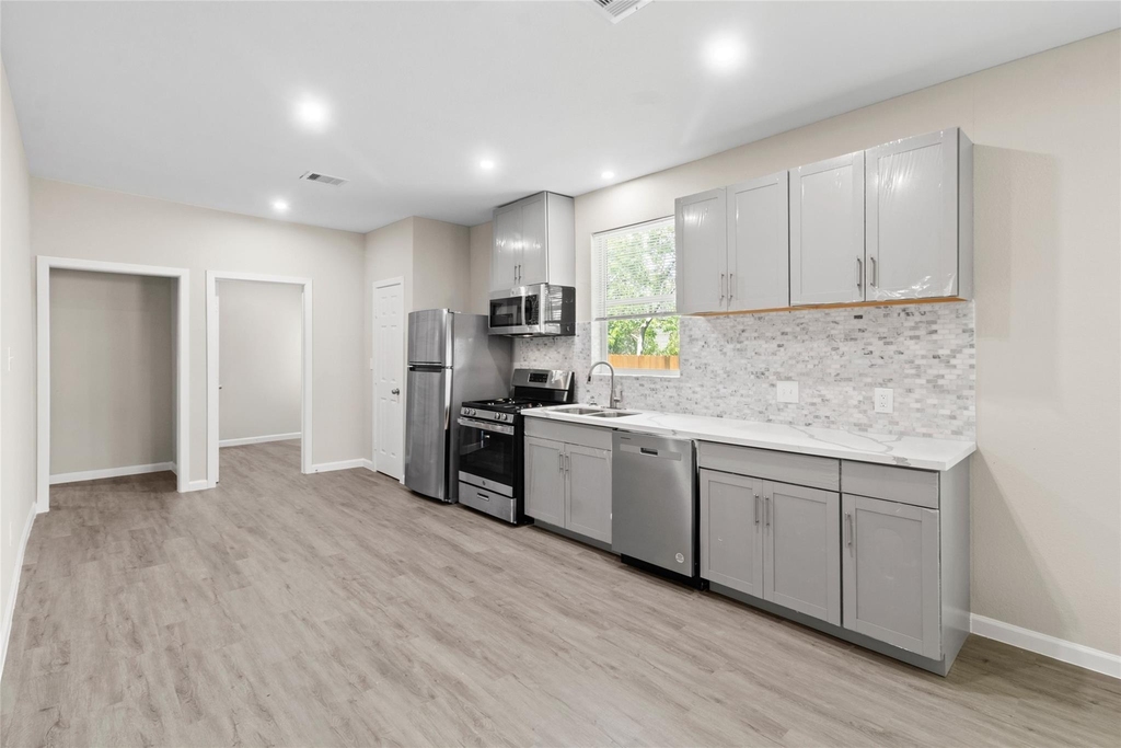 8402 Bassett Street - Photo 5