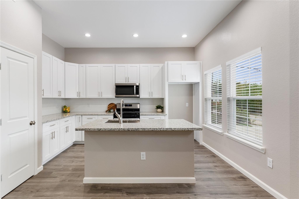 1321 E 35th Street - Photo 3