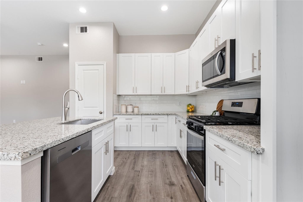 1321 E 35th Street - Photo 4