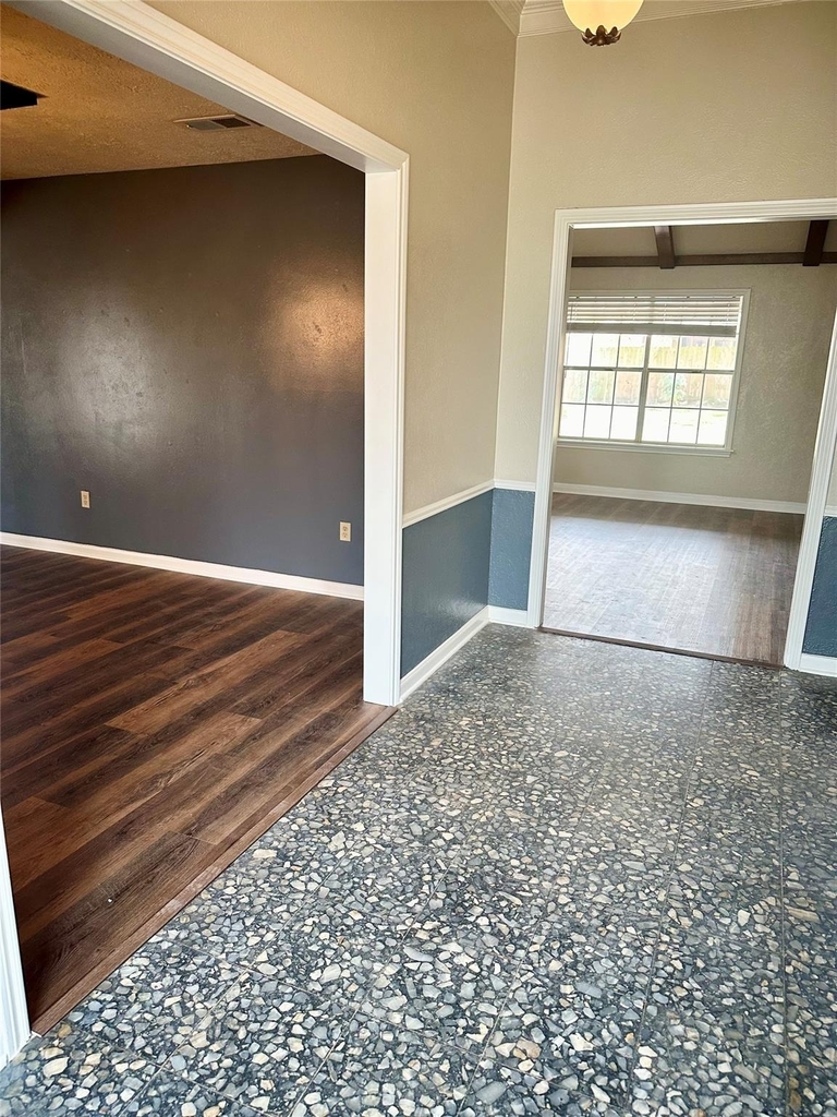 103 Wroxton - Photo 2