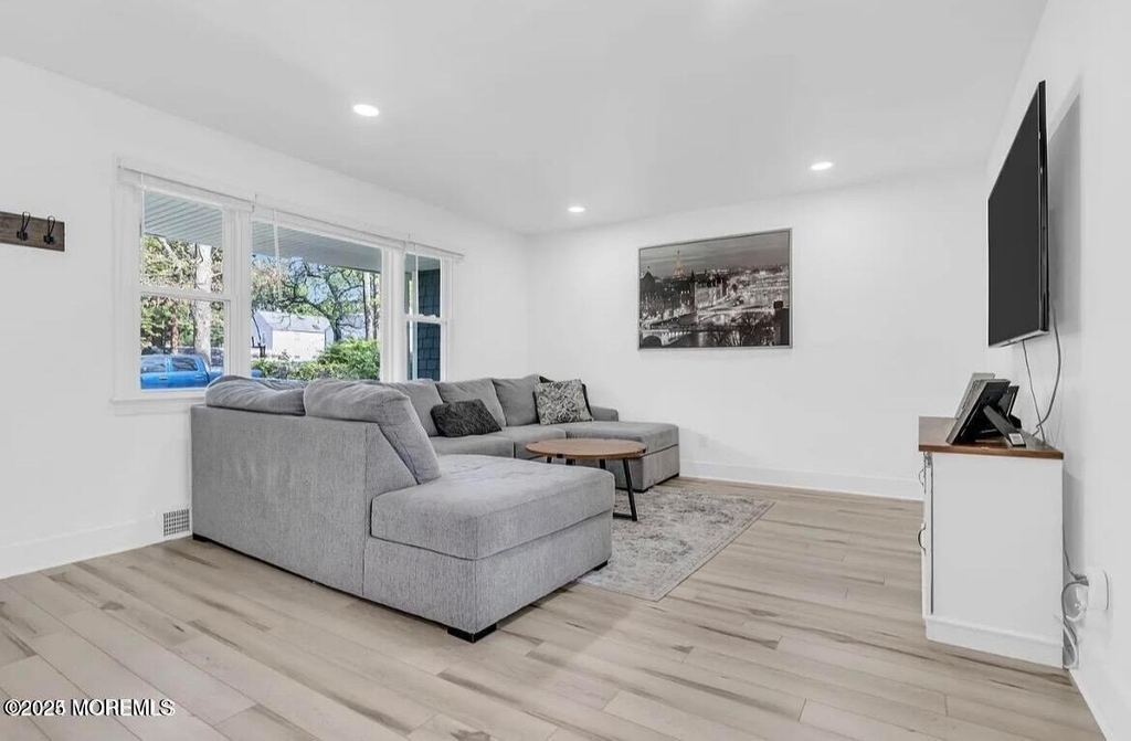 1506 Evergreen Avenue - Photo 2