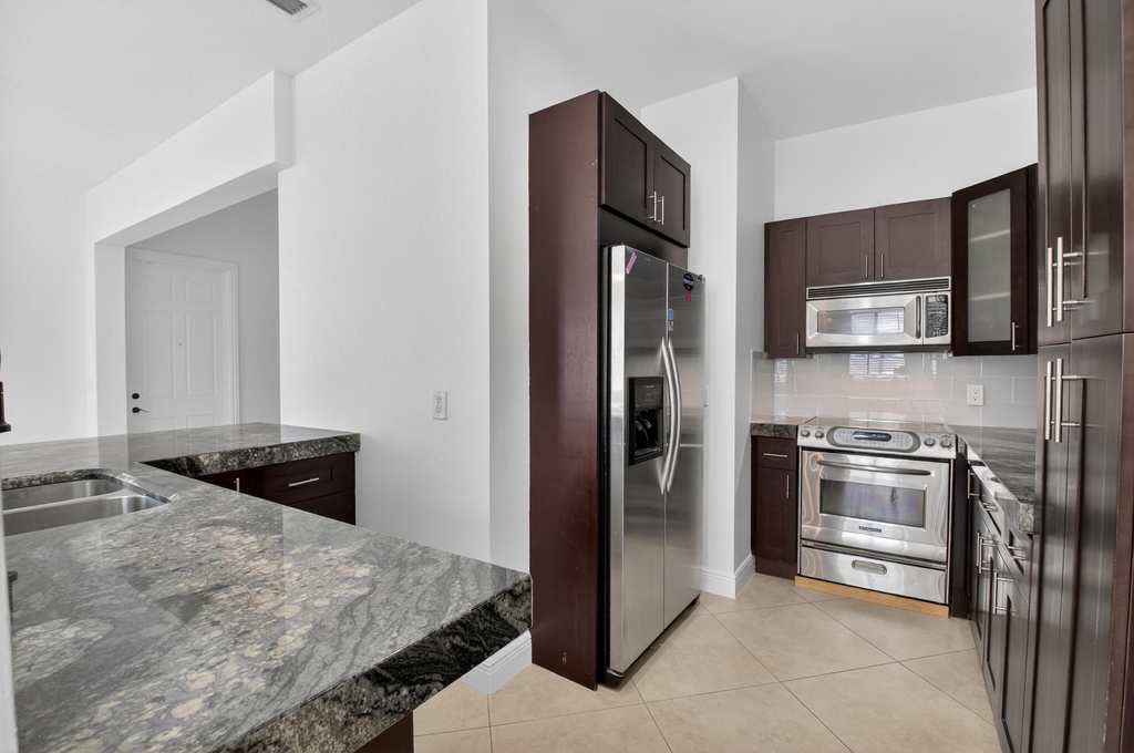 2515 Venetian Court - Photo 2