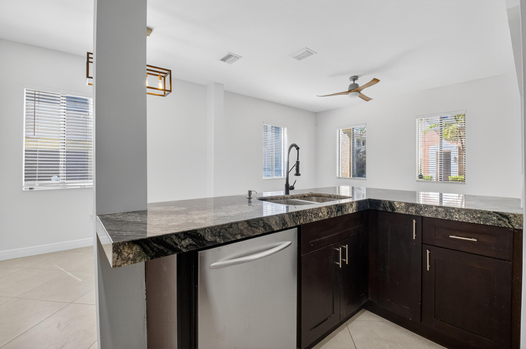 2515 Venetian Court - Photo 3