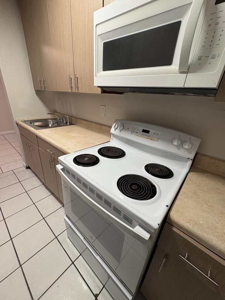 900 Nw 17th Avenue - Photo 3