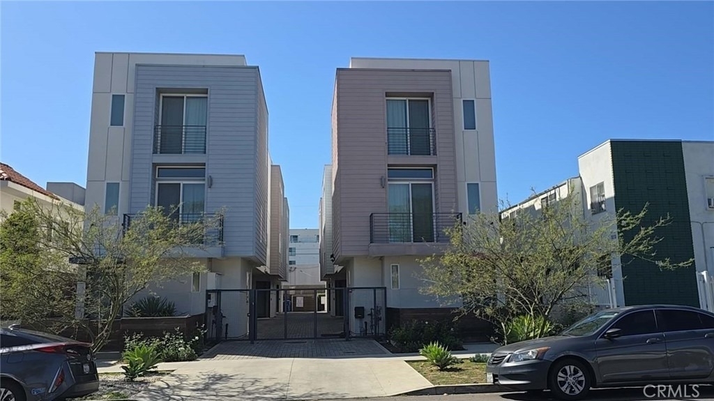 319 S Serrano - Photo 0
