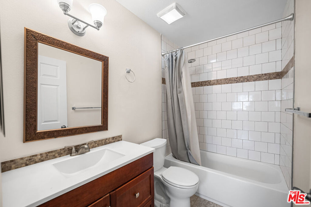 432 N Harvard Boulevard - Photo 0