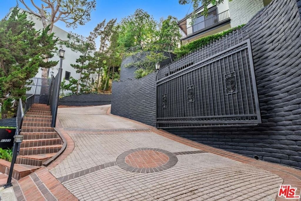 9305 Beverly Crest Drive - Photo 2