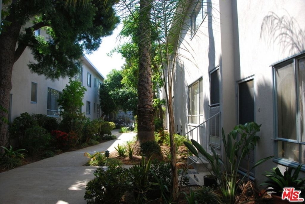 11660 Chenault Street - Photo 4