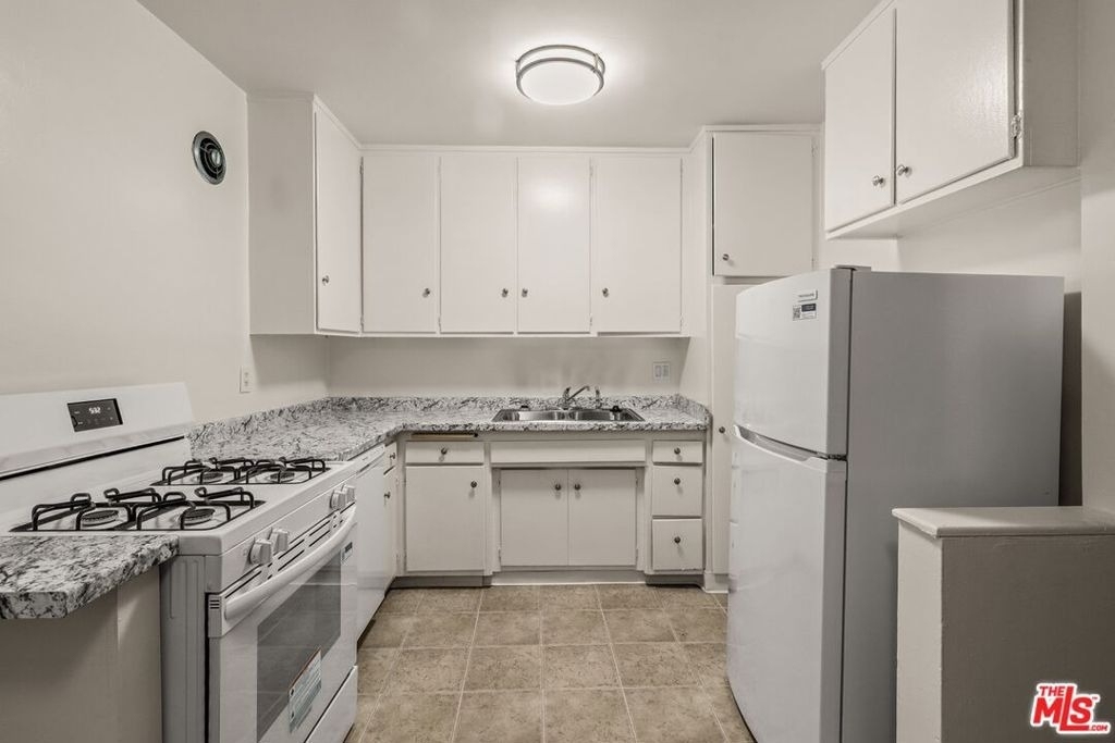 11660 Chenault Street - Photo 8