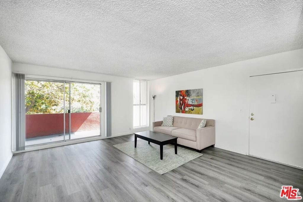 1208 W Adams Boulevard - Photo 1