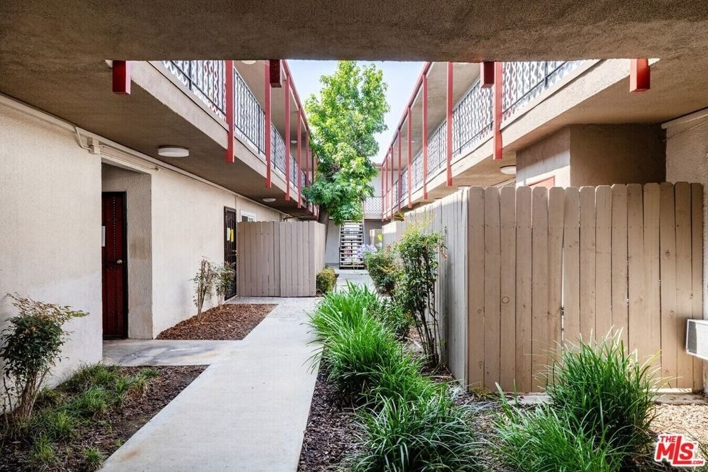 1208 W Adams Boulevard - Photo 8