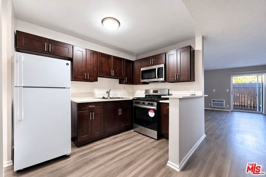 1208 W Adams Boulevard - Photo 2
