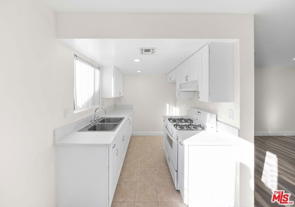 14112 Delano Street - Photo 2