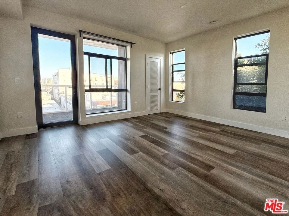 723 S St Andrews Place - Photo 2