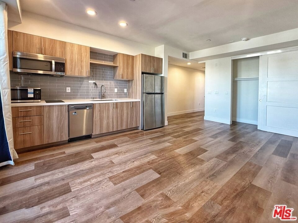 723 S St Andrews Place - Photo 5