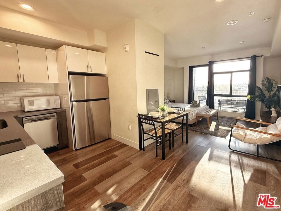 723 S St Andrews Place - Photo 4