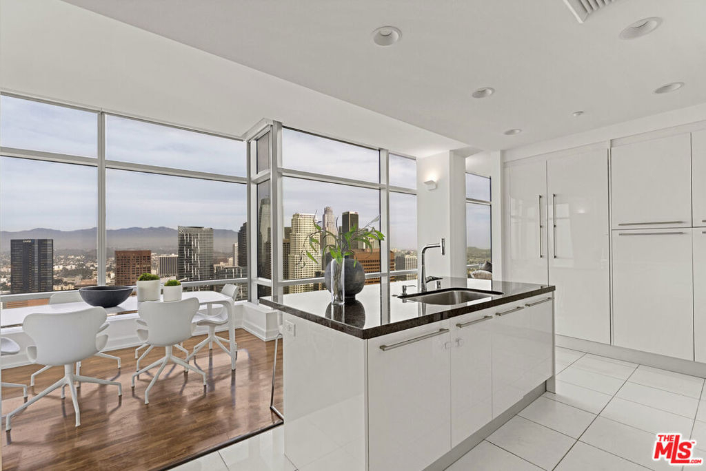 900 W Olympic Boulevard - Photo 16