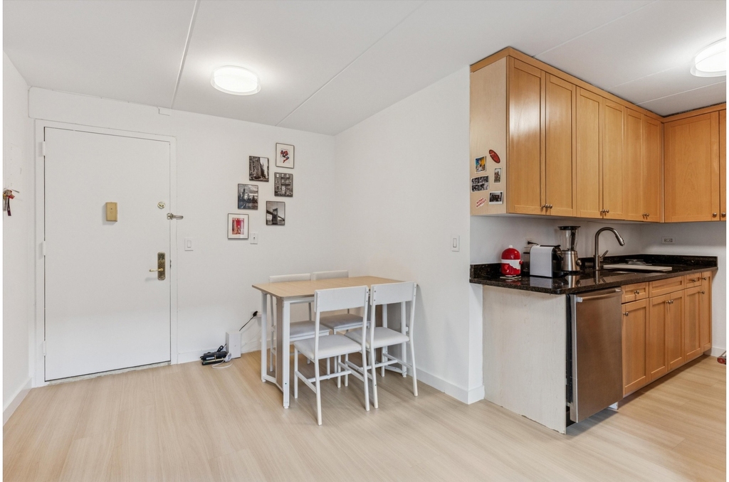 301 Elizabeth St - Photo 1