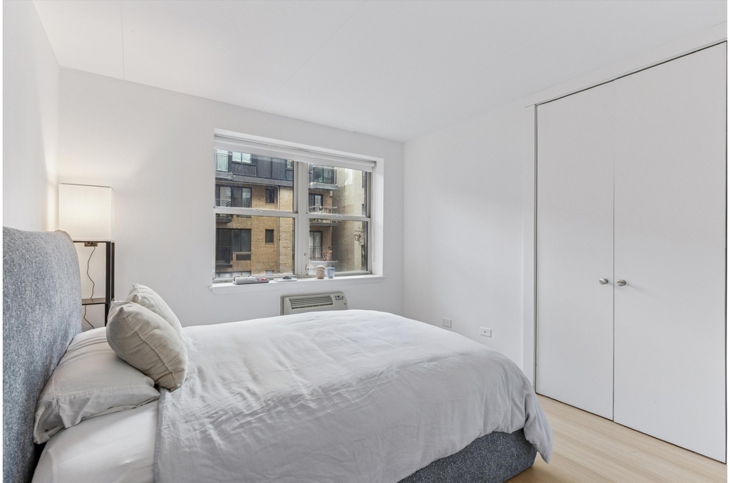 301 Elizabeth St - Photo 2