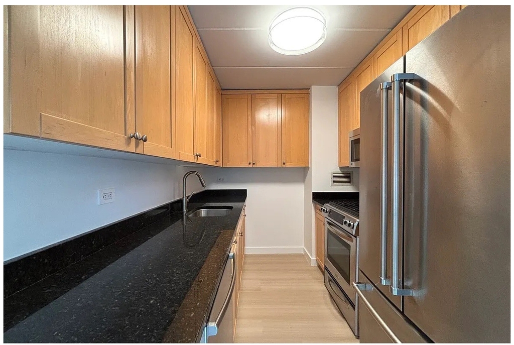 301 Elizabeth St - Photo 3
