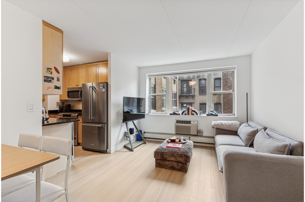 301 Elizabeth St - Photo 0