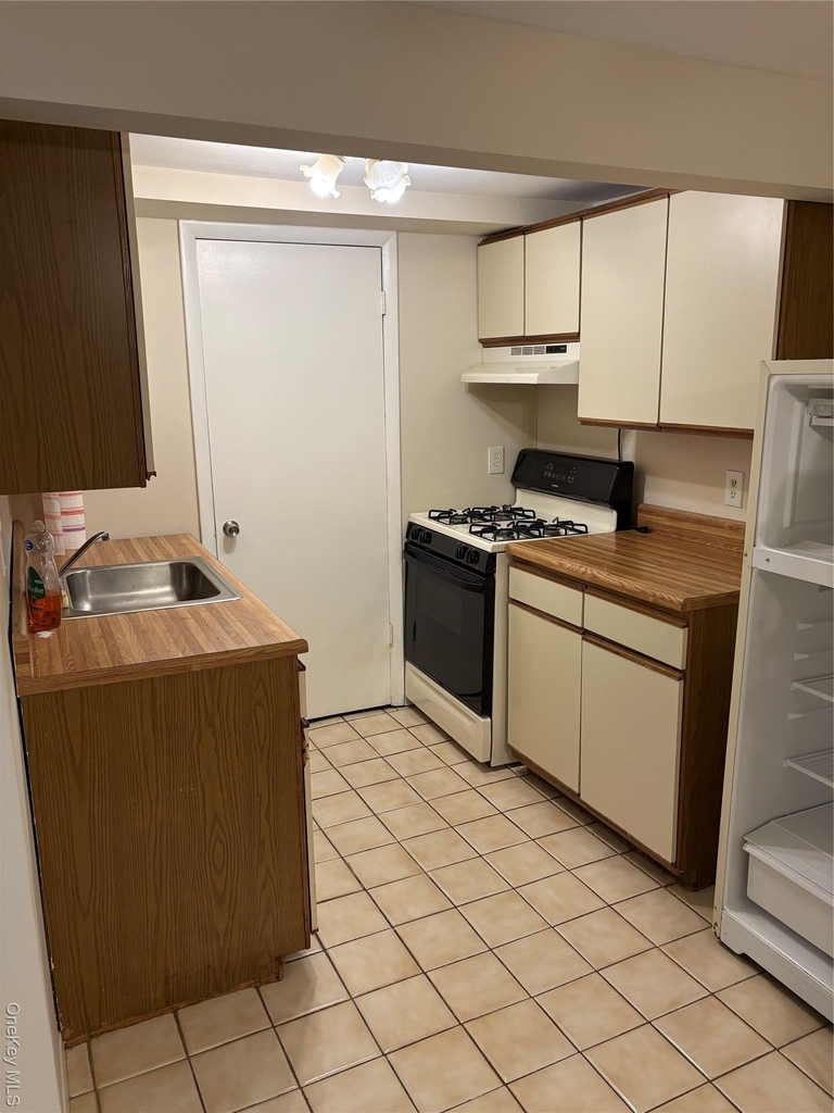 892 Pine Avenue - Photo 5
