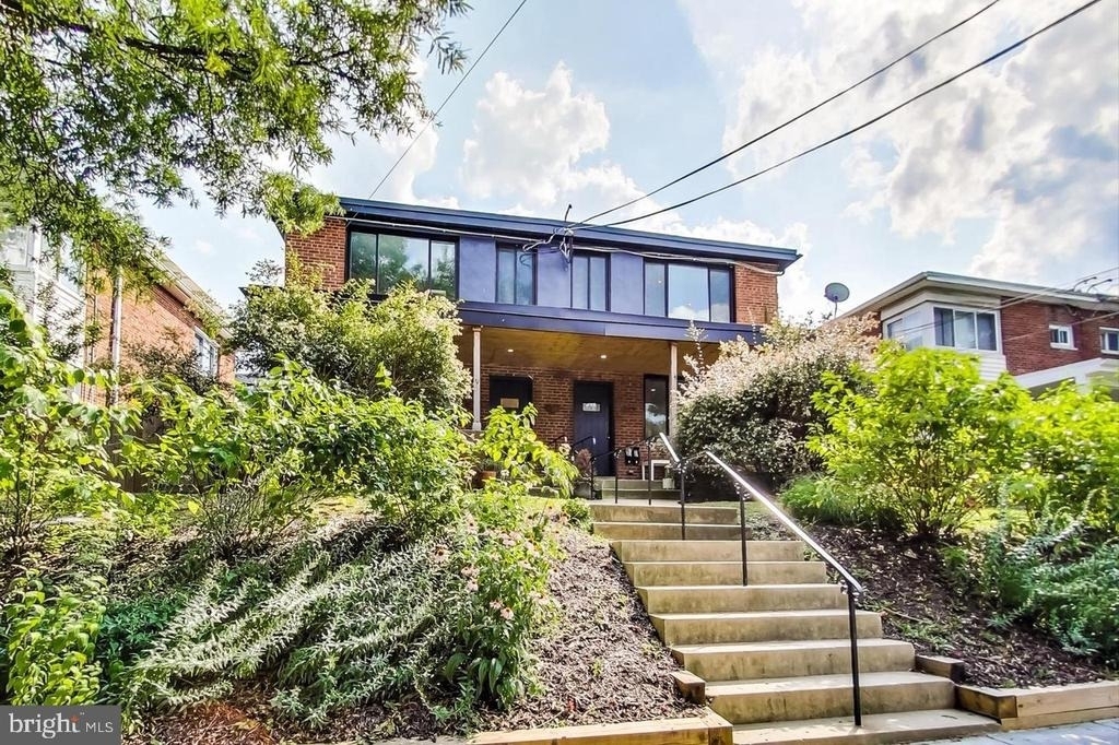 213 Hawaii Avenue Ne - Photo 3