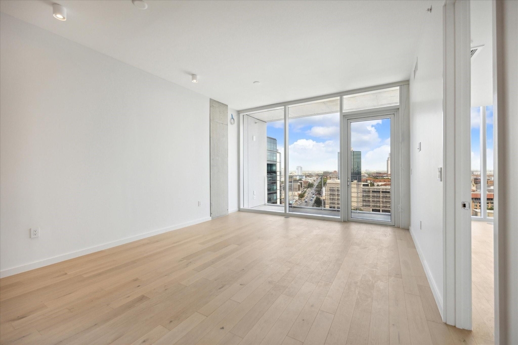 313 W 17th St - Photo 3