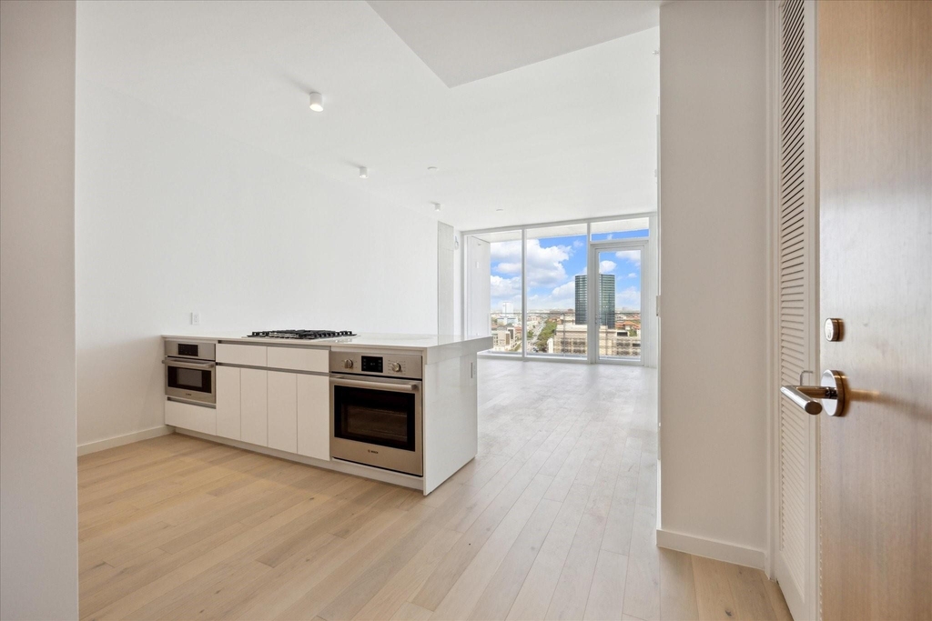 313 W 17th St - Photo 2