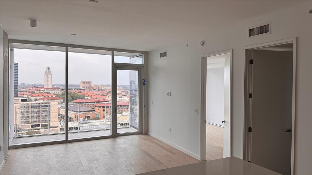313 W 17th St - Photo 5
