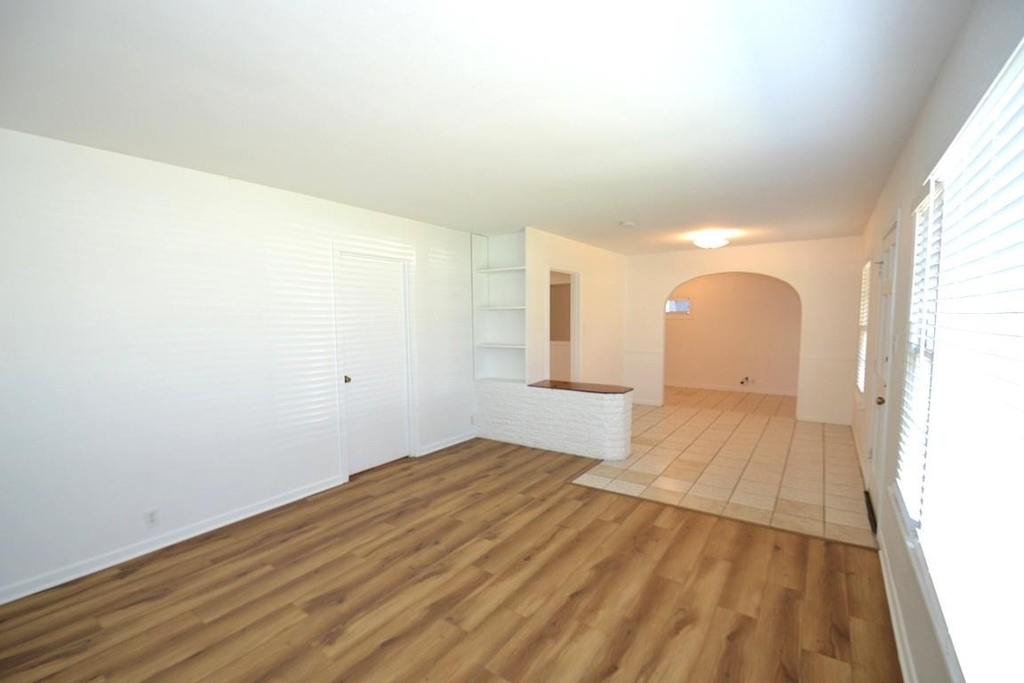 1211 Ridgemont Dr - Photo 2
