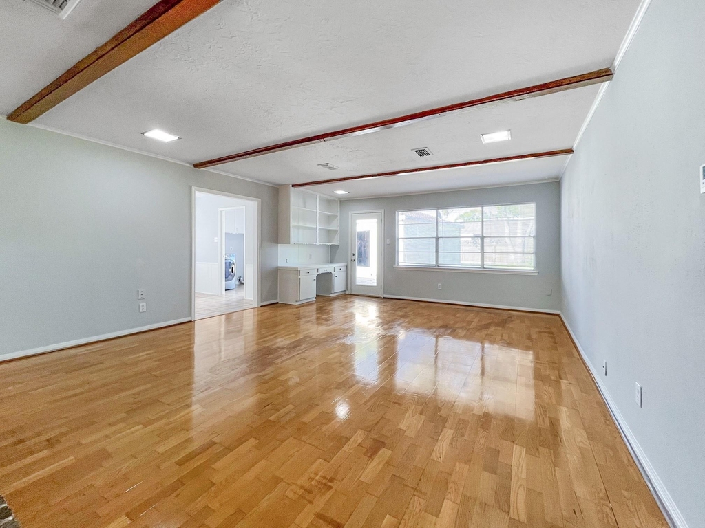 9206 Sharpview Drive - Photo 7