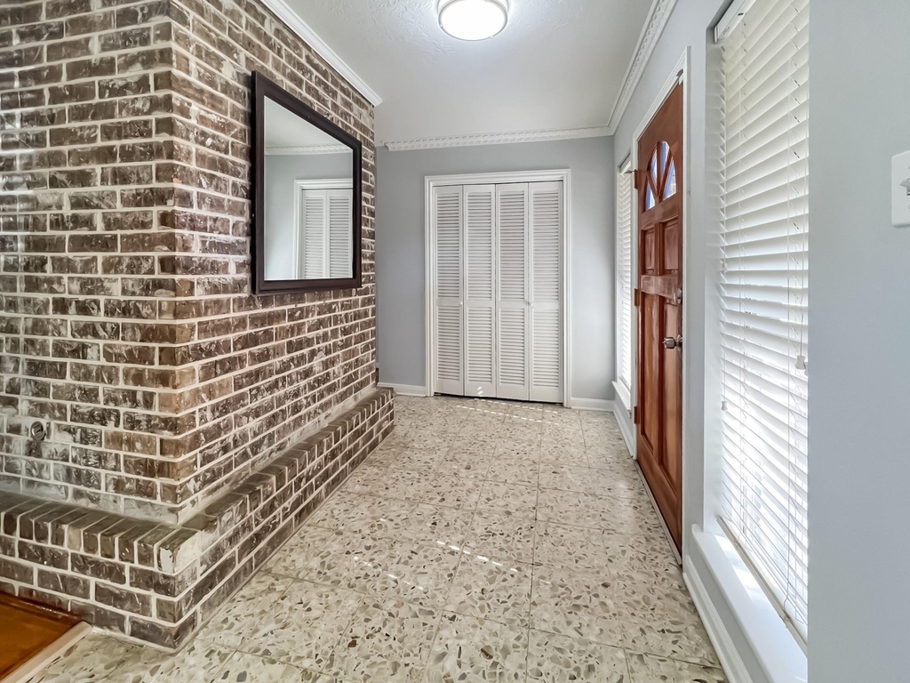 9206 Sharpview Drive - Photo 6