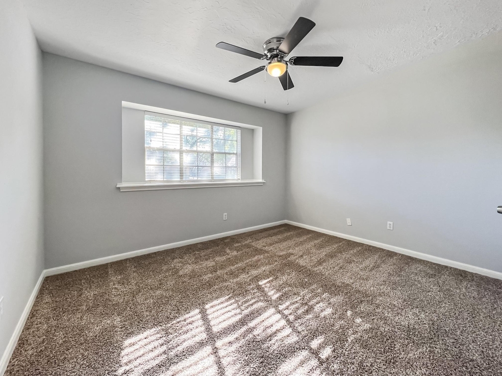 9206 Sharpview Drive - Photo 21