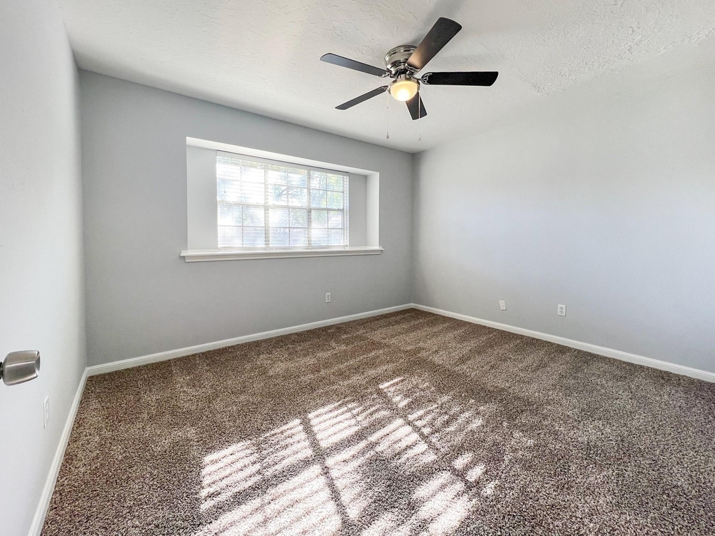 9206 Sharpview Drive - Photo 20