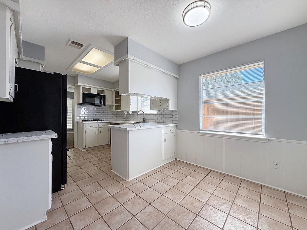 9206 Sharpview Drive - Photo 11