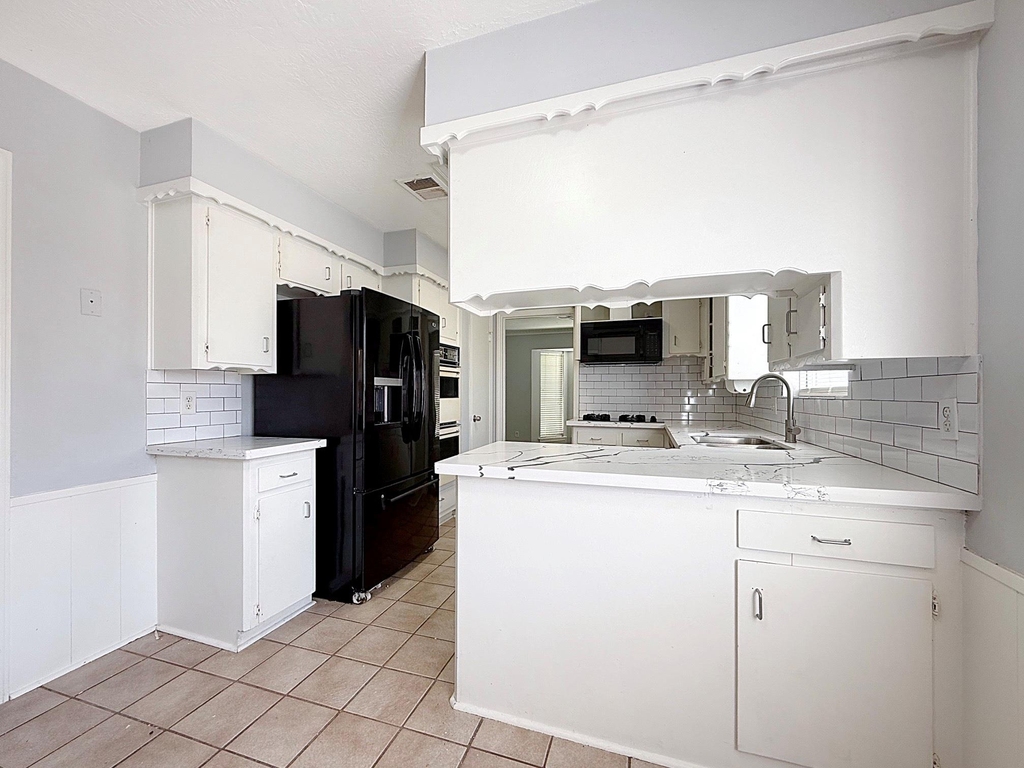 9206 Sharpview Drive - Photo 13
