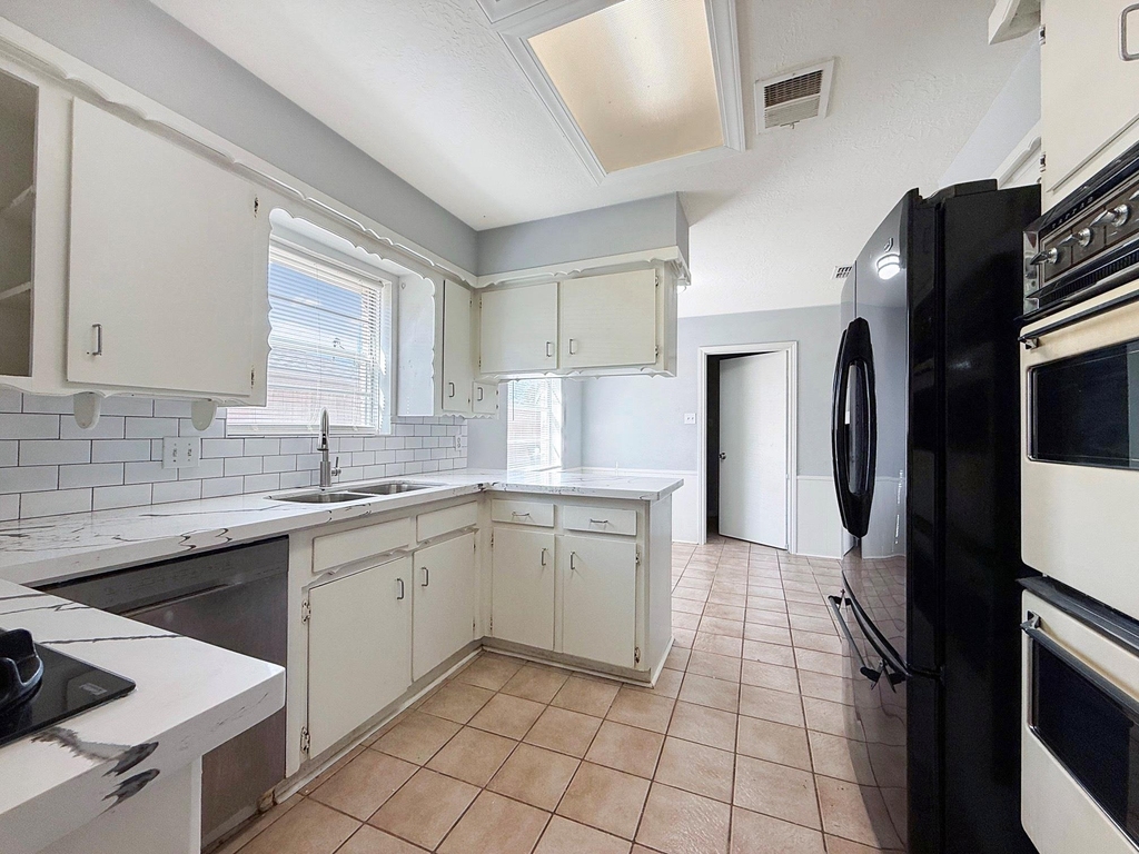9206 Sharpview Drive - Photo 9