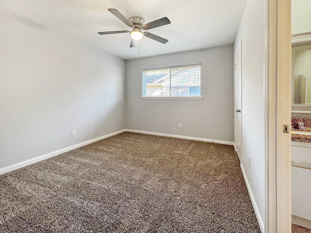 9206 Sharpview Drive - Photo 17