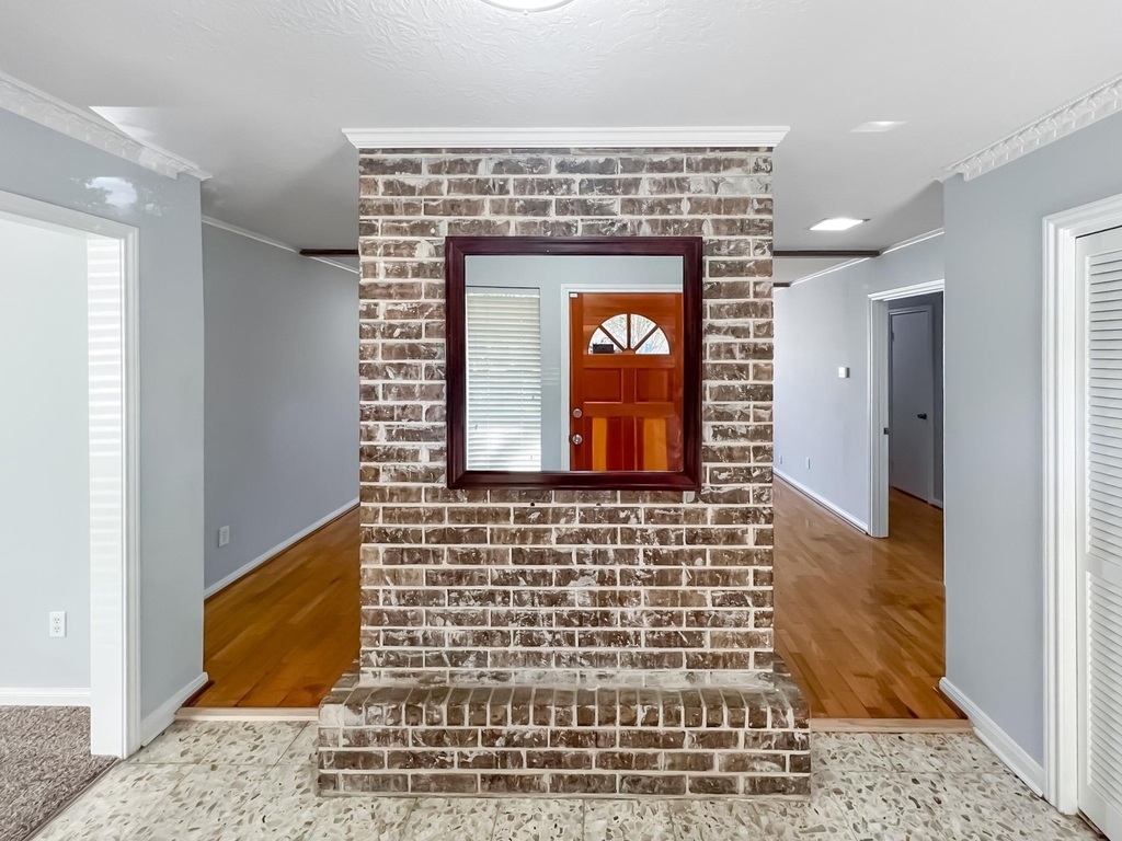 9206 Sharpview Drive - Photo 5